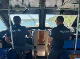policija kontroliše poštovanje propisa iz oblasti sigurnosti plovidbe; foto: Uprava policije