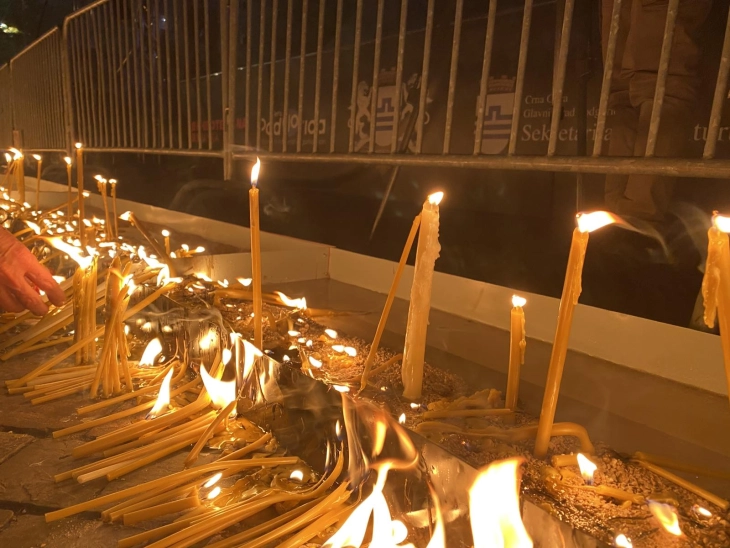 Građani pale svijeće za žrtve tragedije na Cetinju