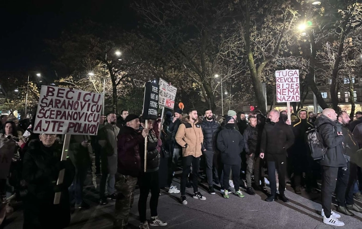 Građani se okupljaju ispred zgrade MUP-a