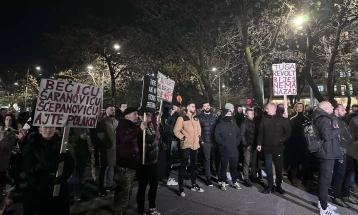 Građani se okupljaju ispred zgrade MUP-a