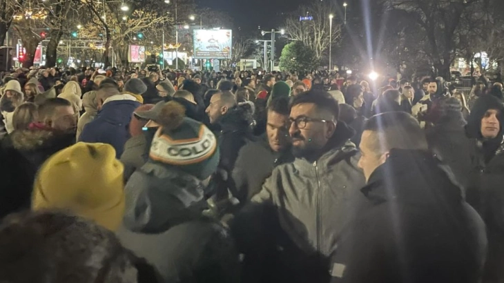 Građani se okupljaju na protestu ispred zgrade MUP-a