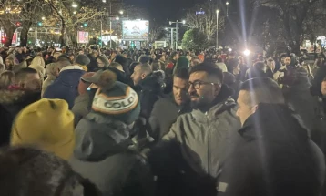 Građani se okupljaju na protestu ispred zgrade MUP-a