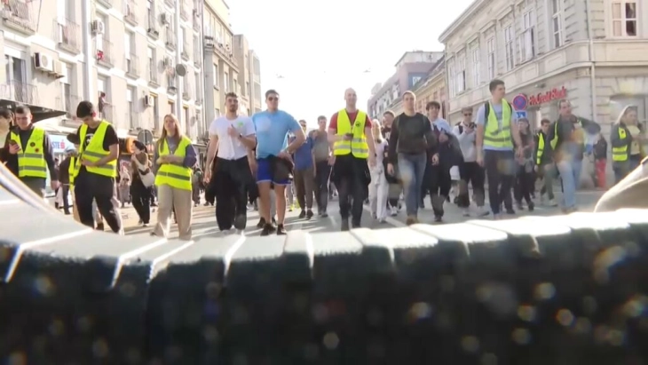 Stotine studenata iz Beograda krenule u protestnu šetnju ka Novom Sadu