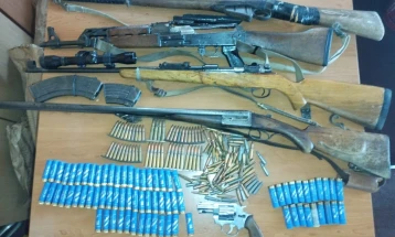 U  pretresima oduzeto oružje, municija, vozilo i droga