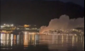 U marini Portonovi gori luksuzna jahta