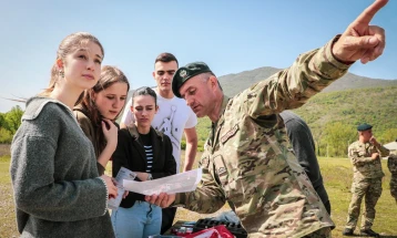 Srednjoškolci posjetili kasarnu u Danilovgradu