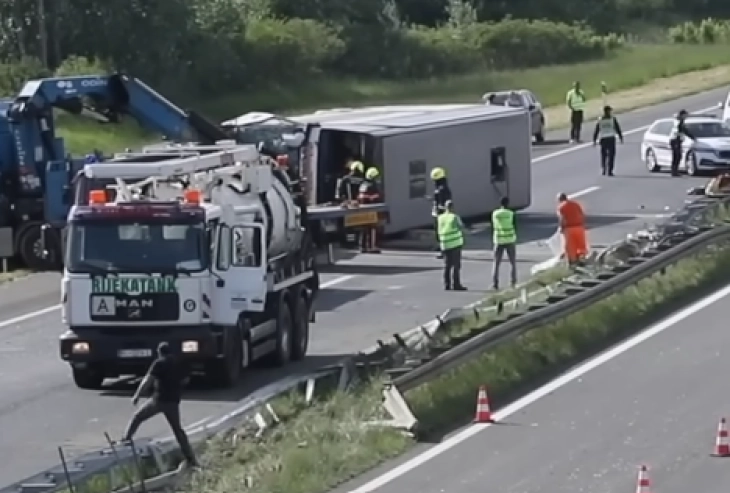 U sudaru automobila i autobusa u Hrvatskoj dvoje poginulih