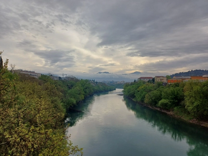Sjutra oblačno, mjestimično kiša