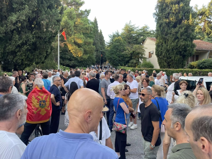 Građani se okupljaju u blizini Vile Gorica