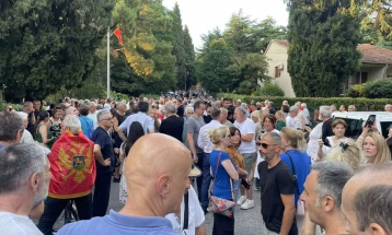 Građani se okupljaju u blizini Vile Gorica