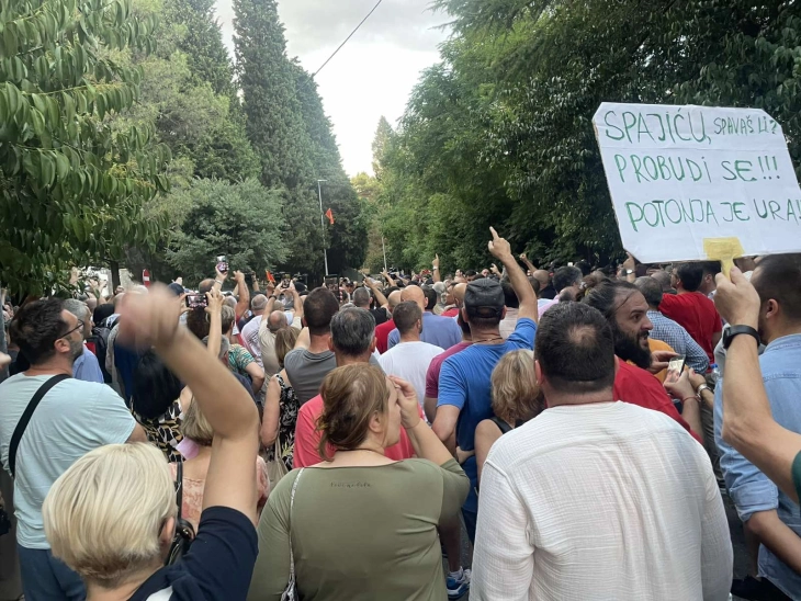 Policija upotrijebila biber sprej, ne dozvoljava prilaz Vili Gorica