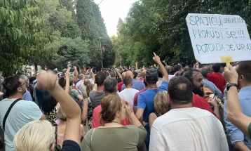 Policija upotrijebila biber sprej, ne dozvoljava prilaz Vili Gorica
