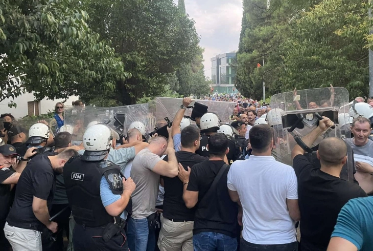 Završen protest, građani i policija se sukobili dva puta