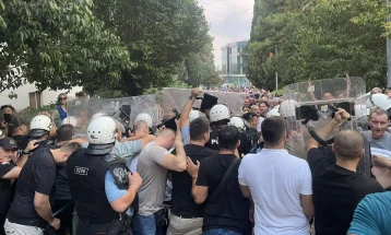 Završen protest, građani i policija se sukobili dva puta