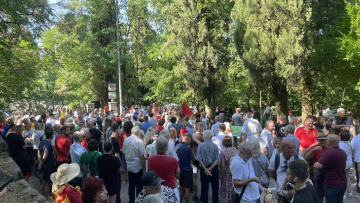 Građani spriječili Mujovića da održi govor