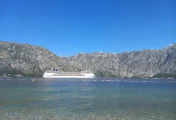 U Kotoru danas dva broda