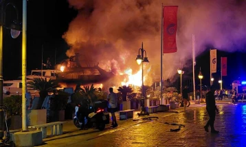 Požar na jahti u Budvi, spriječeno širenje na druge brodove
