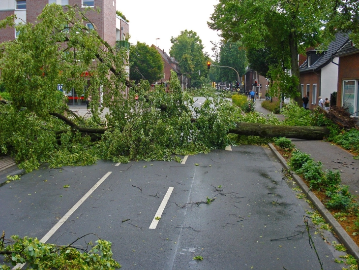 Tornado pogodio oblast sjeverno od Pariza, jedna osoba poginula
