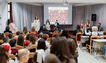 Promovisana bojanka Narodne nošnje Crne Gore u OŠ Mahmut Lekić