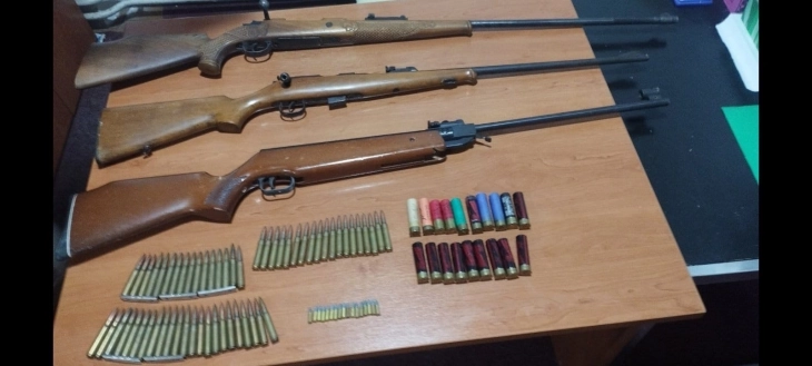 Policija pretresala devet lokacija, pronađeno oružje i droga