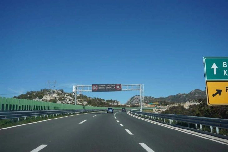 Zbog brze vožnje na auto-putu uhapšena trojica državljana Srbije