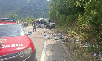 U saobraćajnoj nesreći u Lipcima poginula jedna osoba, 16 povrijeđenih