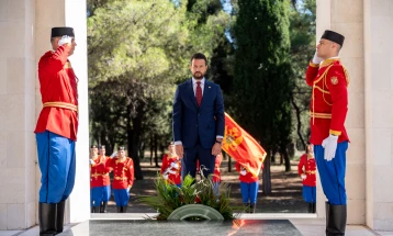 Milatović položio vijenac na Spomenik partizanu borcu